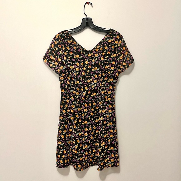 floral short sleeve mini dress with open back - Picture 3 of 16